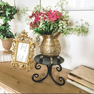 Black Metal Stand 🪴